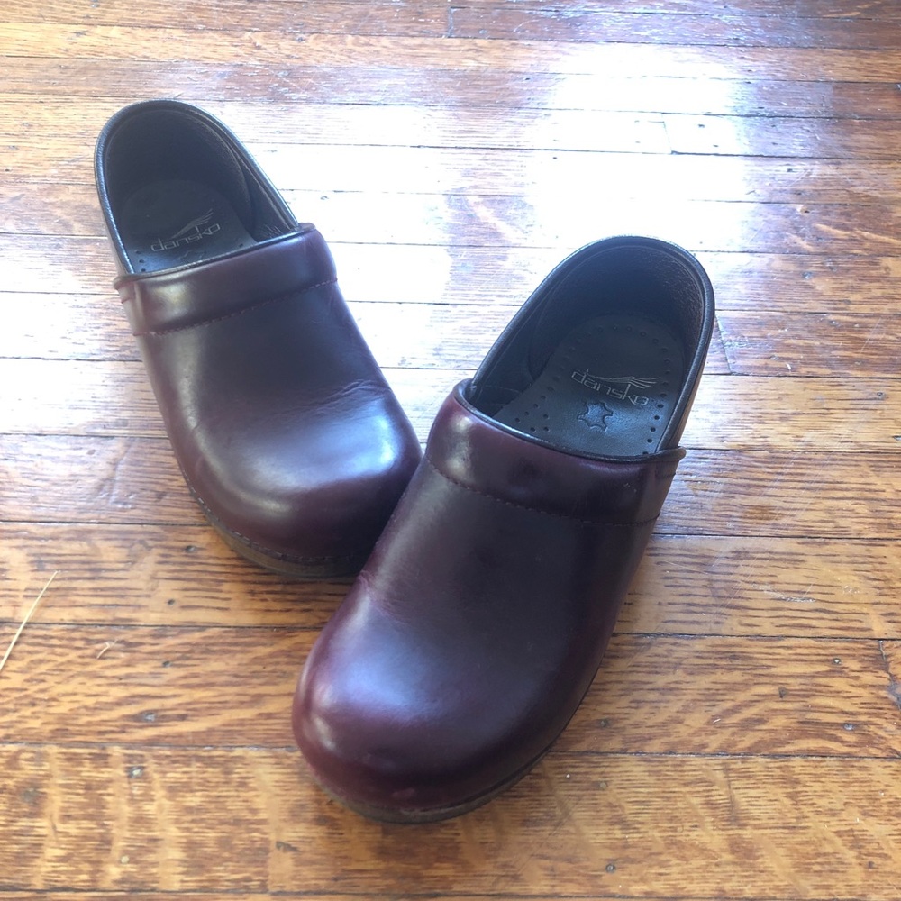 Dansko professional clogs 37 cordovan purple